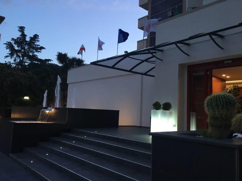 Domus Grand Hotel ريندي المظهر الخارجي الصورة
