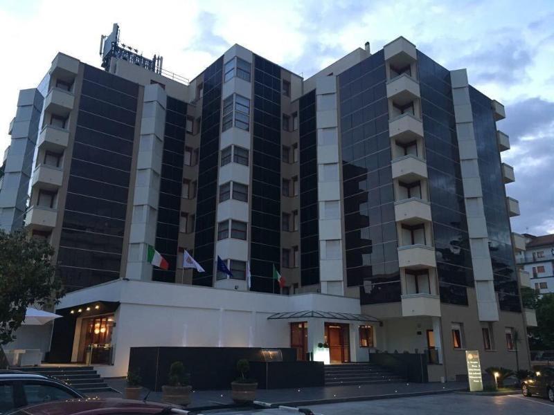 Domus Grand Hotel ريندي المظهر الخارجي الصورة